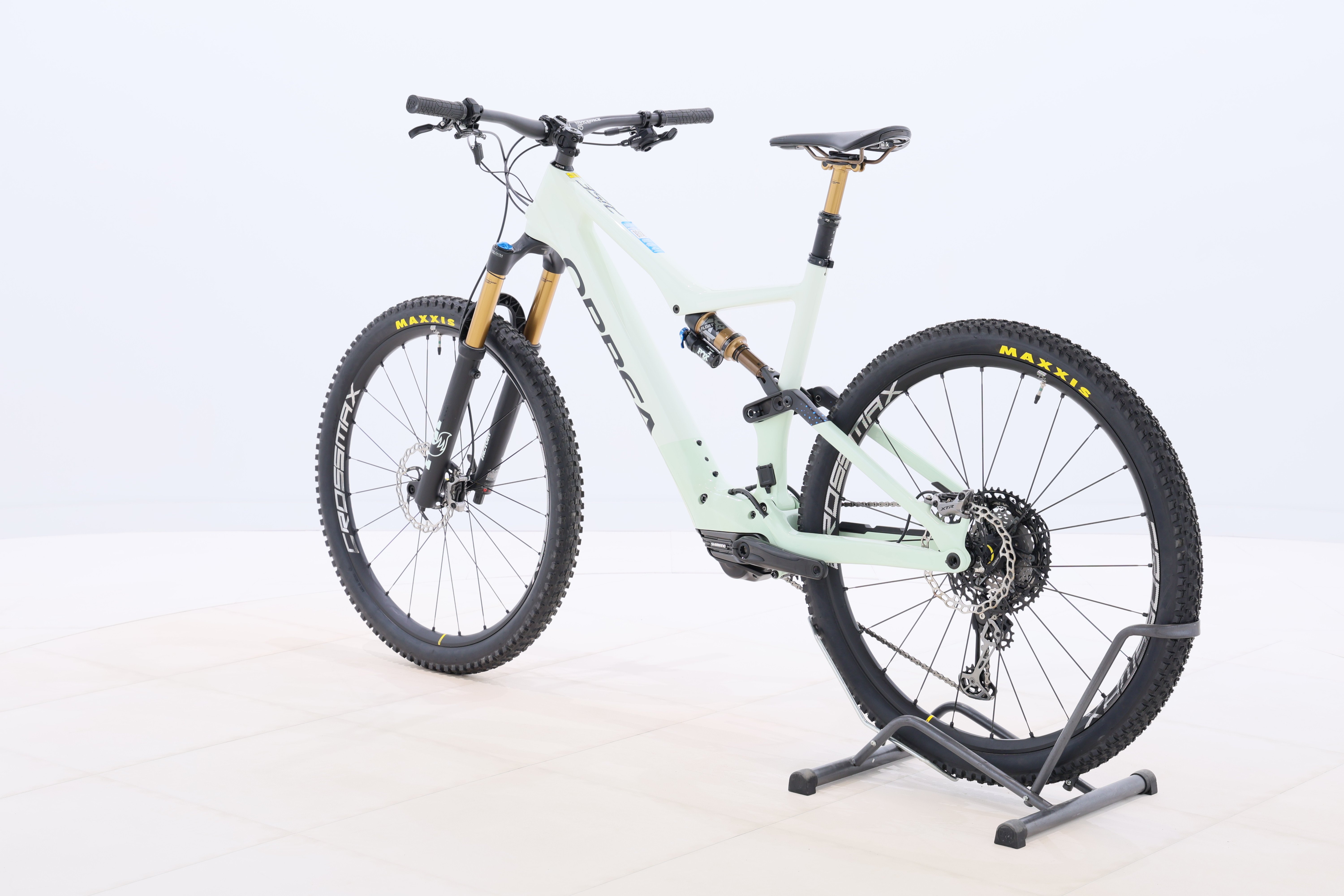 d3239903-3d8b-402b-ad90-c9ae489a89a1