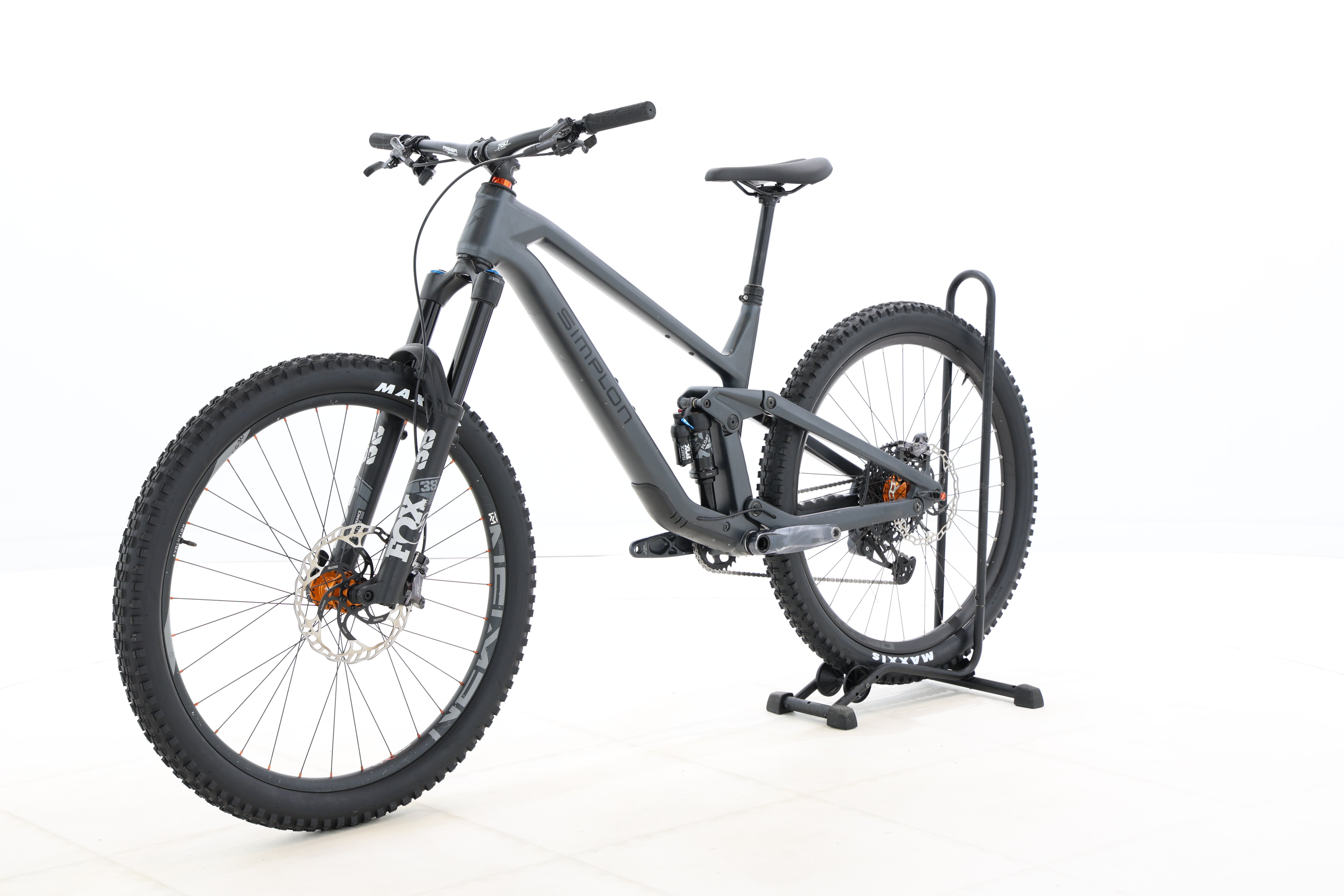 b8b61e70-c500-46c8-b34c-9f13e25a621e