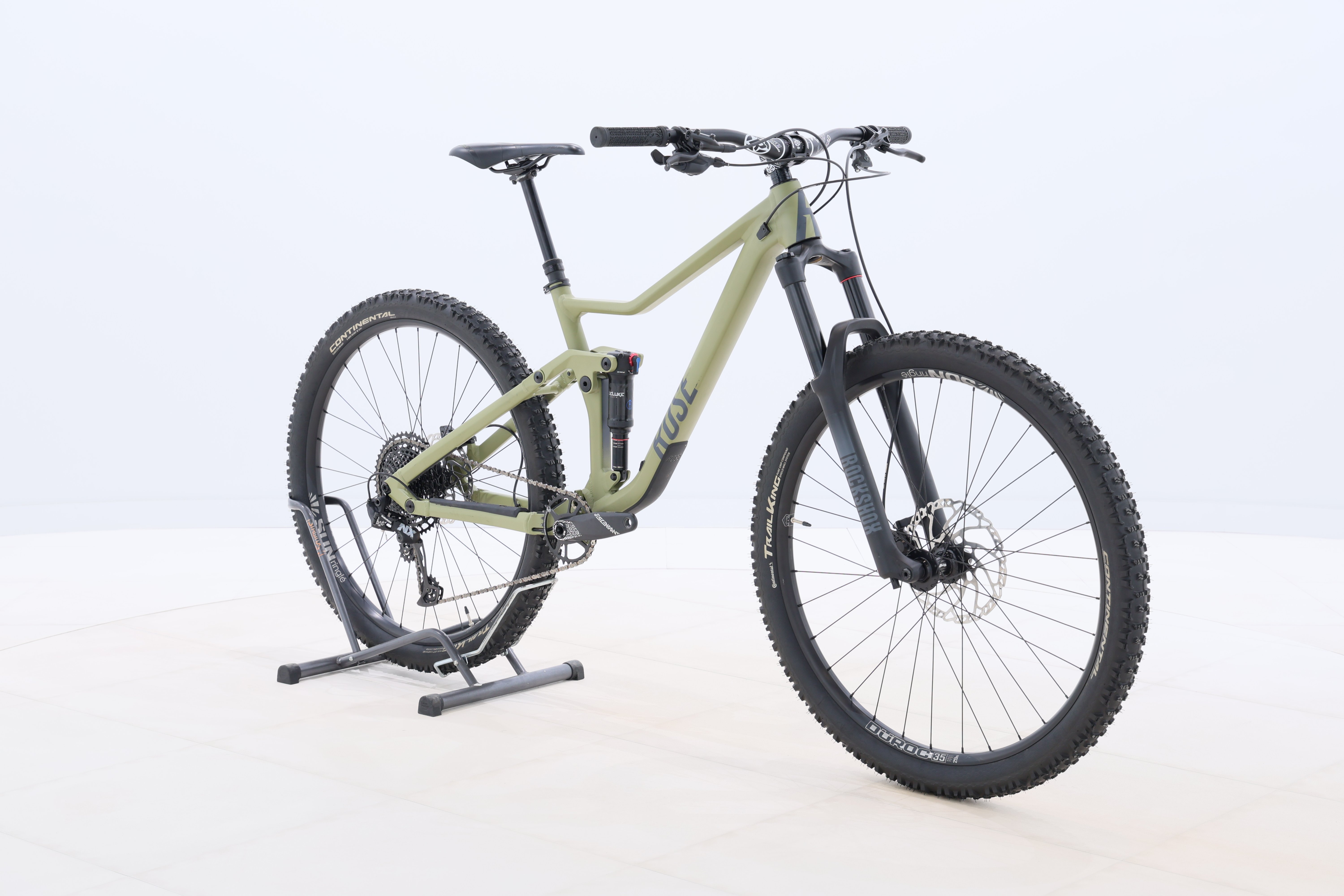 d7dc4db5-27b5-40b5-b3ab-7e254d2afbc1